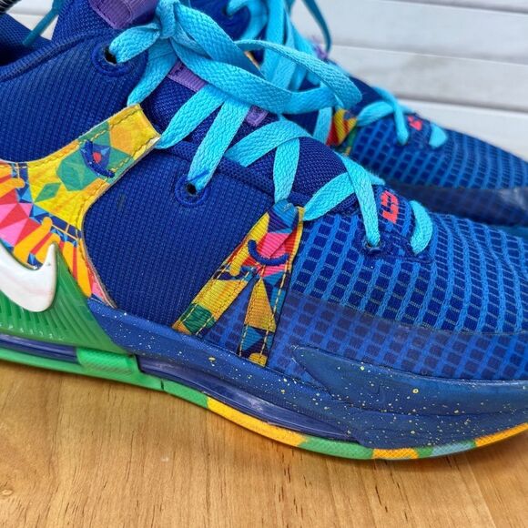 Nike Youth LeBron Witness 7 Basketball Sneakers Blue Multi 6 Big Kid DQ8650-400 - Picture 7 of 12